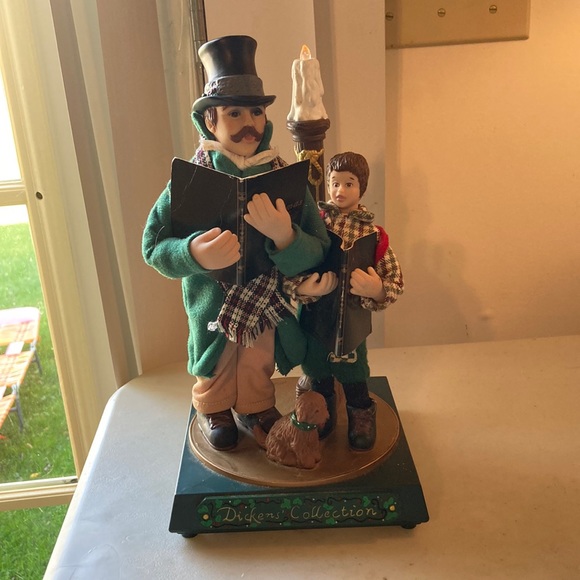 Vintage Dickens Collection Musical Christmas Carolers - Picture 1 of 12